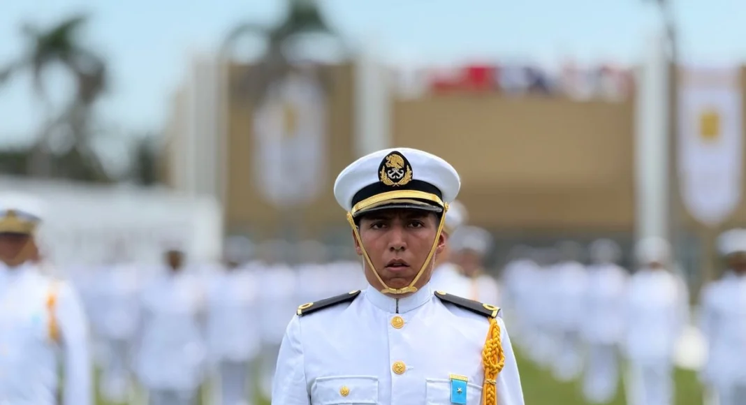 Graduación en Escuela Naval rinde homenaje a cadetes caídos