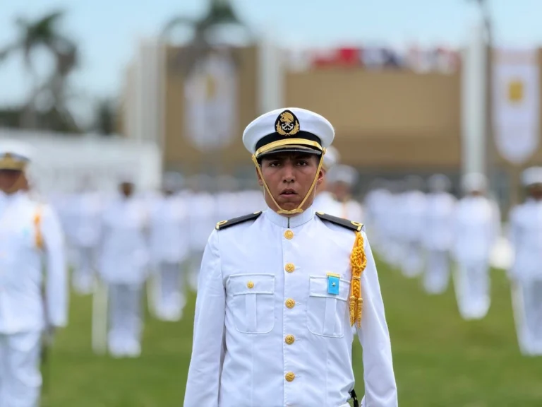Graduación en Escuela Naval rinde homenaje a cadetes caídos