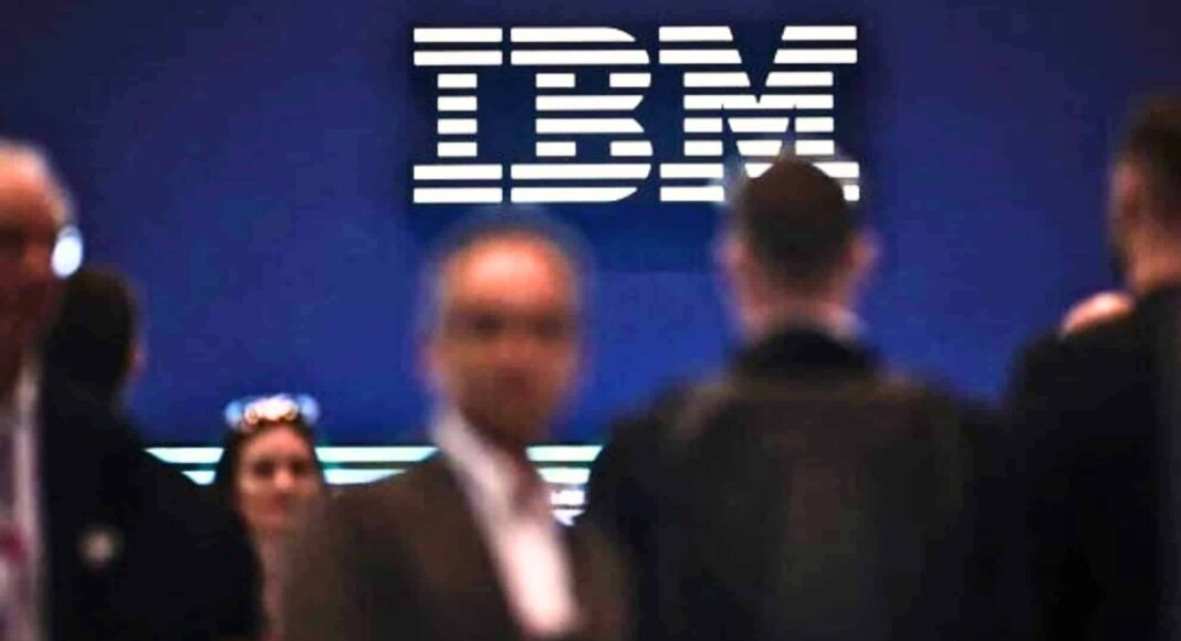 IBM da marcha atrás: vuelve a contratar tras despidos por IA