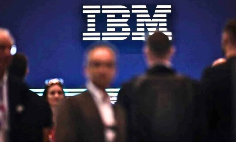 IBM da marcha atrás: vuelve a contratar tras despidos por IA