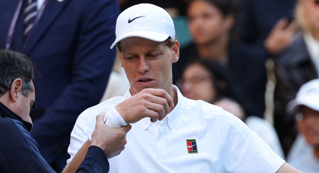 Lesión en el codo pone en duda la continuidad de Jannik Sinner en Wimbledon