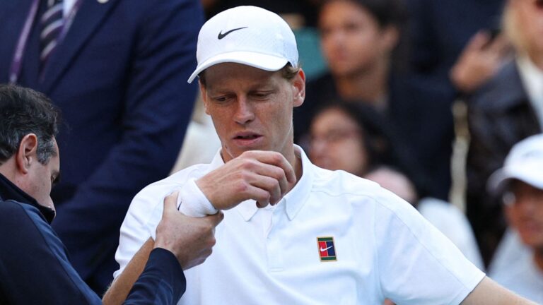 Lesión en el codo pone en duda la continuidad de Jannik Sinner en Wimbledon