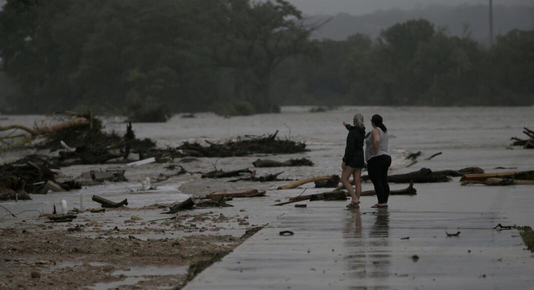 Buscan a 27 niñas desaparecidas tras devastadoras inundaciones en Texas