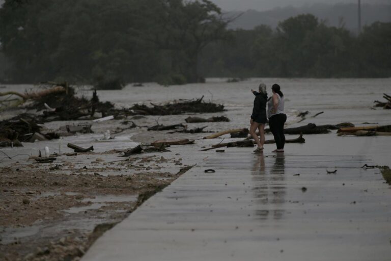 Buscan a 27 niñas desaparecidas tras devastadoras inundaciones