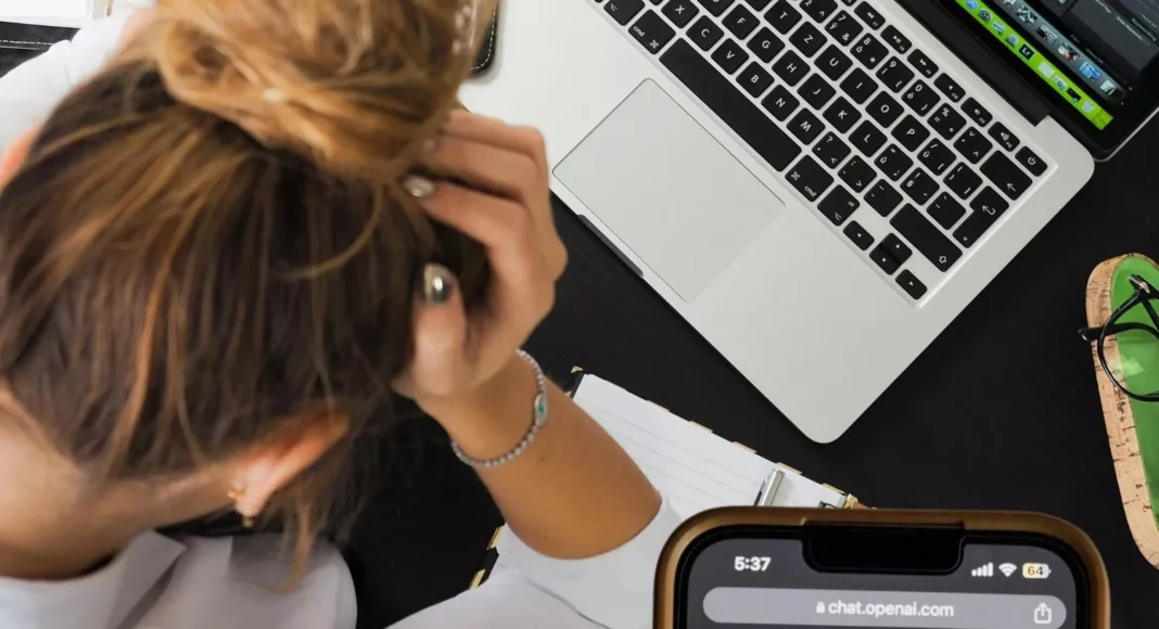 Jóvenes desarrollan vínculos emocionales con IAs: ¿riesgo para la salud mental?