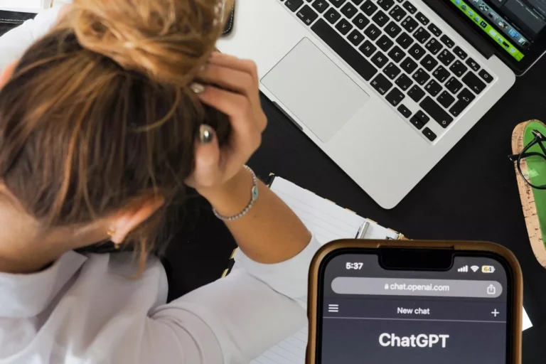 Jóvenes desarrollan vínculos emocionales con IAs: ¿riesgo para la salud mental?