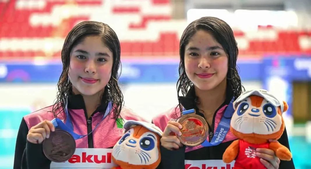 Gemelas Lía y Mía Cueva ganan bronce para México en Mundial de Natación