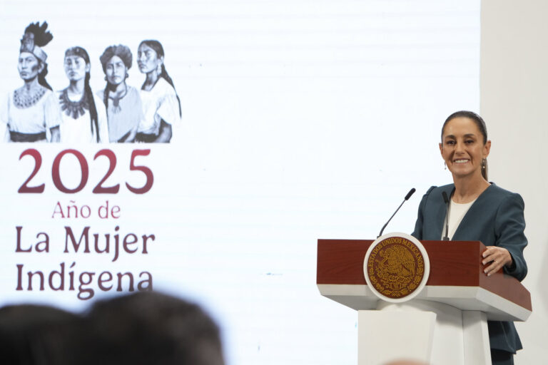 Sheinbaum acusa a Salinas Pliego de desviar atención sobre su deuda millonaria