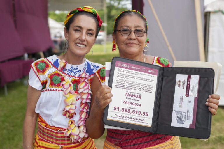Sheinbaum recibe bastón de mando y promete reforma indígena