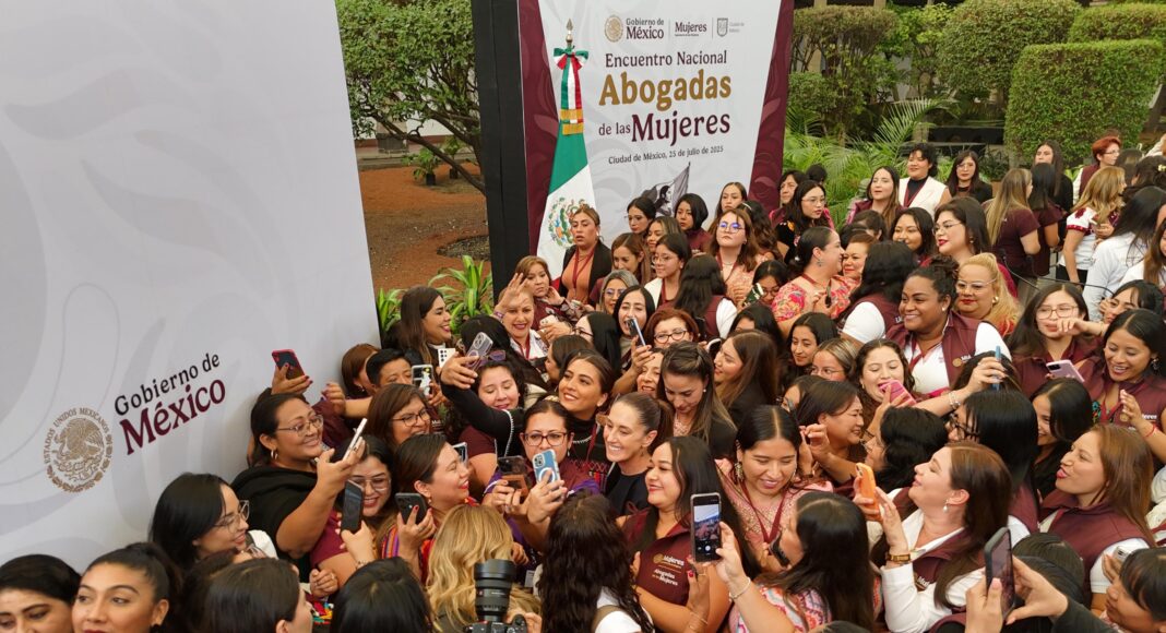 Sheinbaum lanza programa nacional de abogadas para defender a mujeres