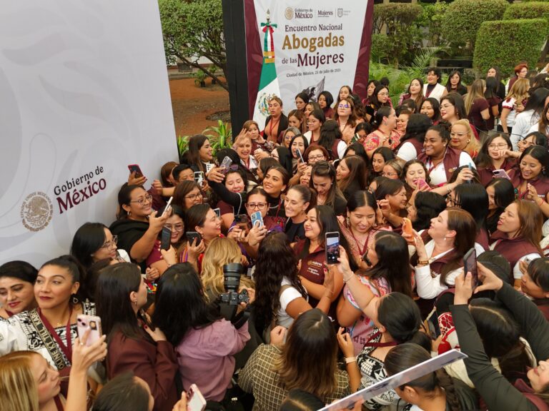 Sheinbaum lanza programa nacional de abogadas para defender a mujeres