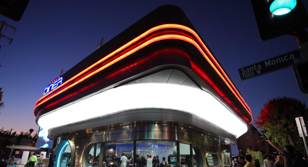 Musk abre cafetería Tesla en Los Ángeles con estilo futurista