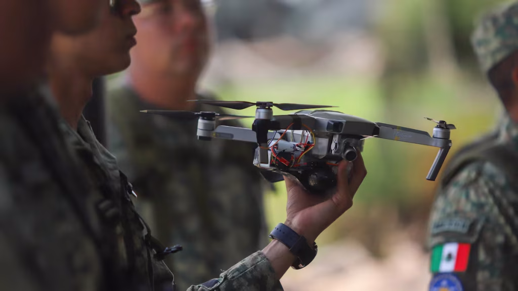 Sheinbaum descarta alarma por drones del crimen en la frontera