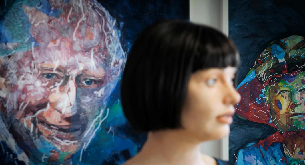 Robot Ai Da retrata al rey Carlos III y defiende el arte humano