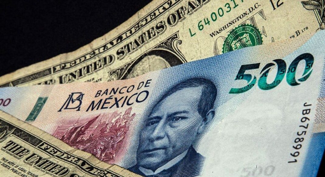 Peso mexicano inicia con ligera presión frente al dólar