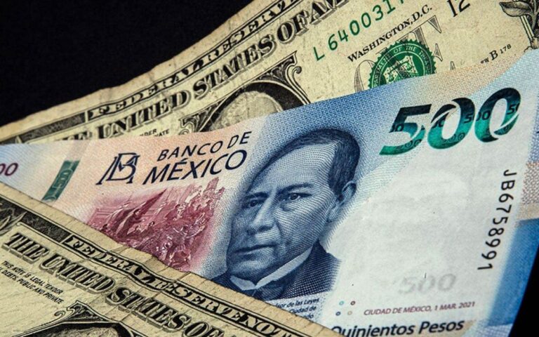 Peso mexicano inicia con ligera presión frente al dólar