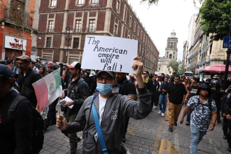 Jóvenes marchan al Zócalo contra la gentrificación y exigen diálogo con Clara Brugada