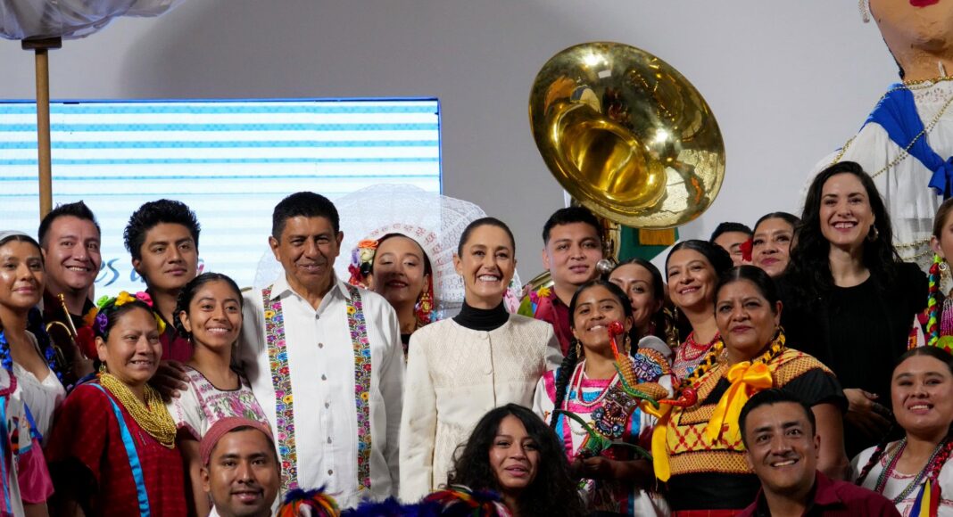 Guelaguetza 2025 llega a Palacio Nacional con música y danza