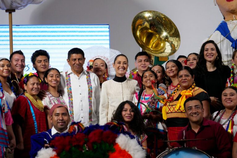 Guelaguetza 2025 llega a Palacio Nacional con música y danza