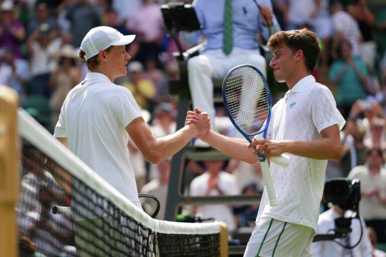 Sinner avanza en Wimbledon; tres del Top 10 quedan eliminados
