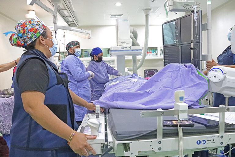 Niñas, niños y adolescentes sin seguridad social reciben cateterismos cardíacos gratuitos en BCS