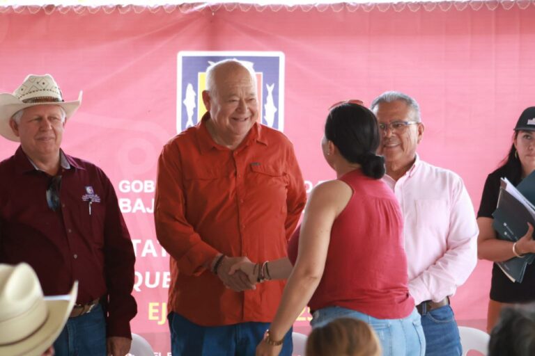 Entrega Castro Cosío apoyos al sector rural de Comondú