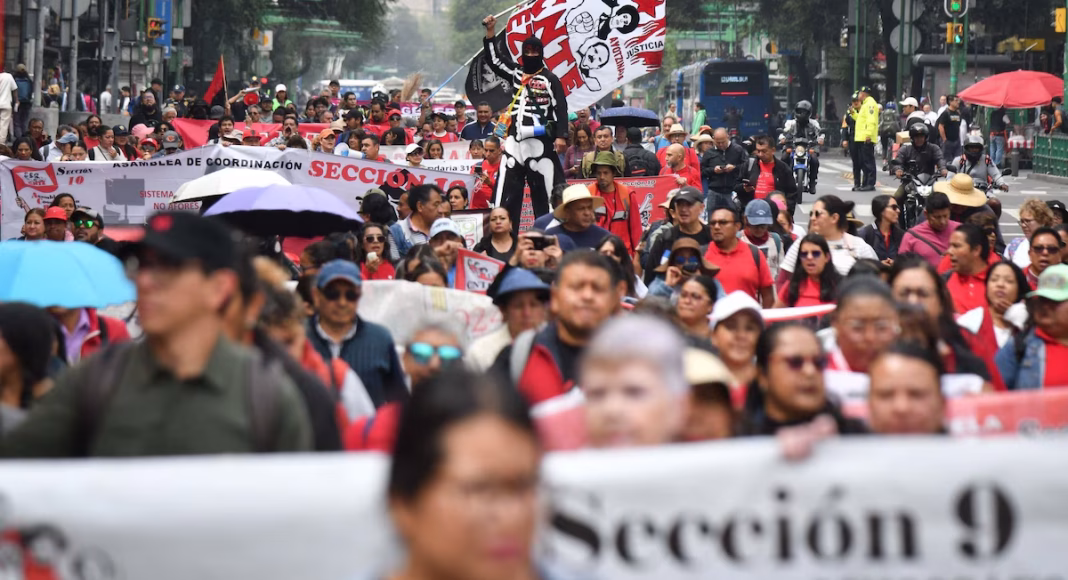 CNTE entrega carta de demandas a Sheinbaum en Palacio Nacional
