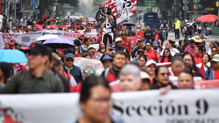 CNTE entrega carta de demandas a Sheinbaum en Palacio Nacional
