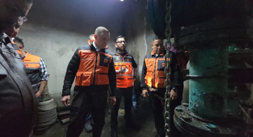 Rubalcava supervisa en campo labores de desagüe en la Línea 8 del Metro
