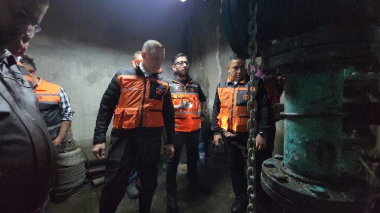 Rubalcava supervisa en campo labores de desagüe en la Línea 8 del Metro