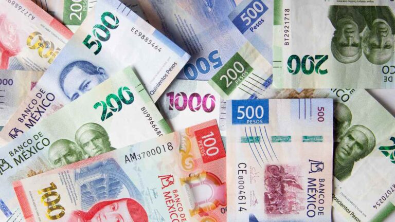 Peso mexicano inicia la semana con retrocesos