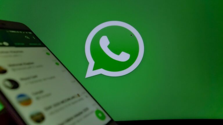 Meta desactiva casi 7 millones de cuentas de estafadores en WhatsApp