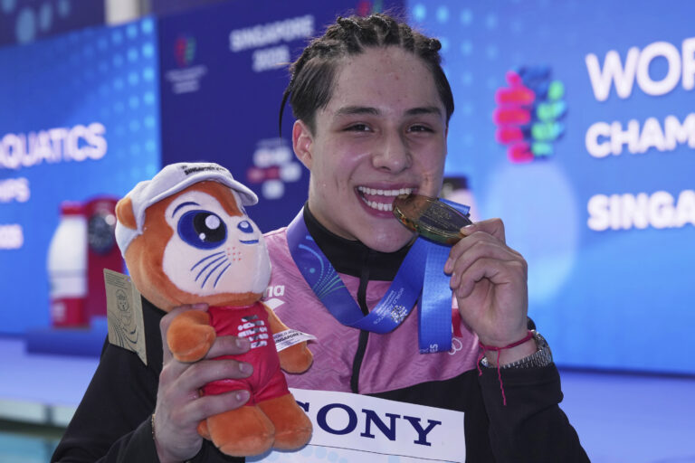 Osmar Olvera rompe la hegemonía china y gana oro mundial