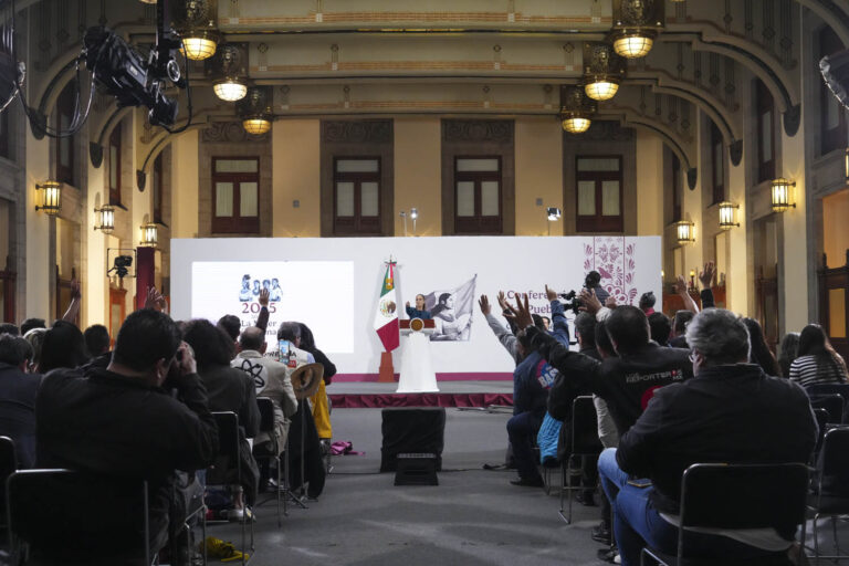 Sheinbaum rechaza regalo del exgobernador Ángel Aguirre