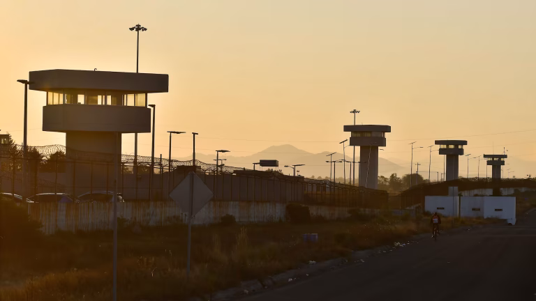 EU traslada a México a 14 presos por delitos de drogas