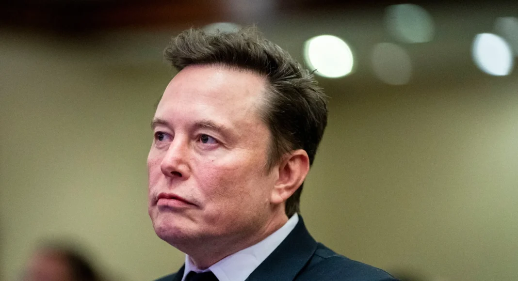 Empresas de Musk demandan a Apple y OpenAI por monopolio de IA