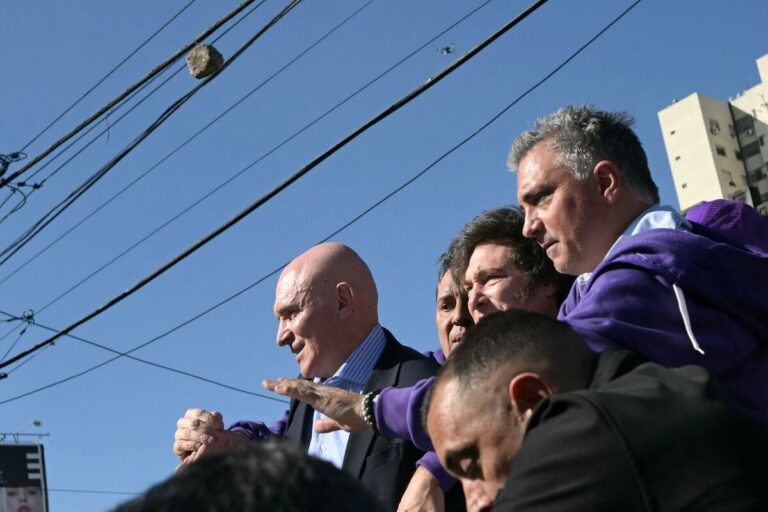 Evacúan a Milei tras ataque en Buenos Aires