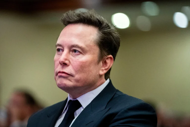 Empresas de Musk demandan a Apple y OpenAI por monopolio de IA