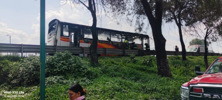 Autobús se incendia tras choque con motociclista en la México-Querétaro