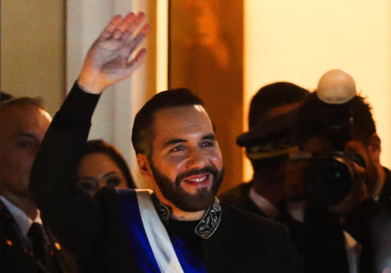 Bukele defiende reformas que permiten su reelección indefinida