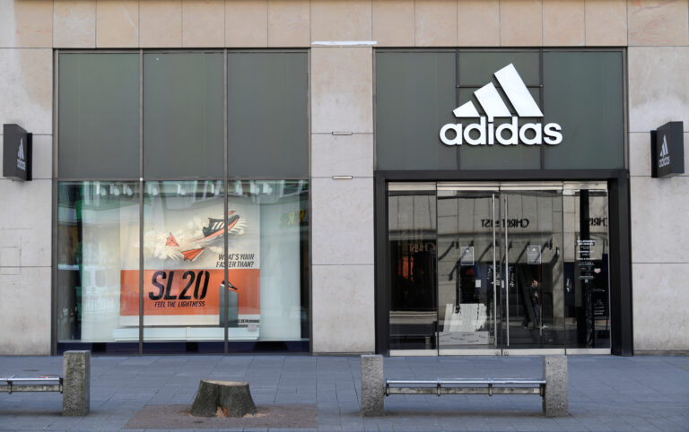 Adidas rompe con los convenios colectivos en Alemania