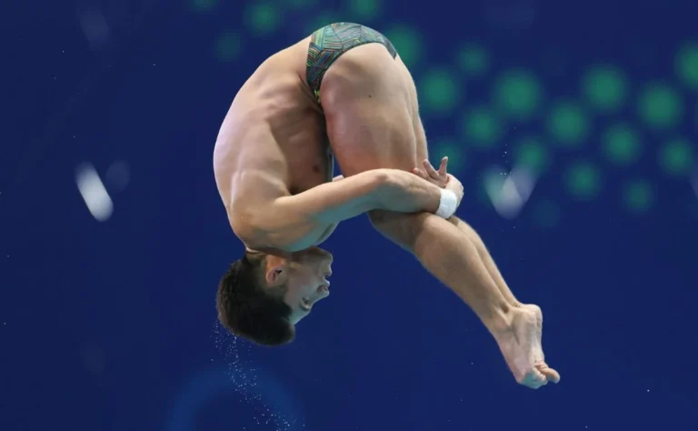 Sheinbaum felicita a atletas que destacaron en natación y ciclismo