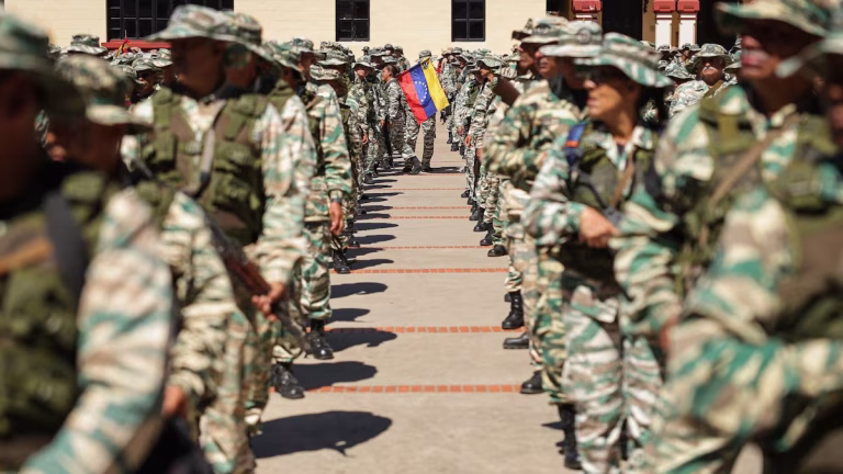 Venezuela despliega 15 mil militares en frontera con Colombia