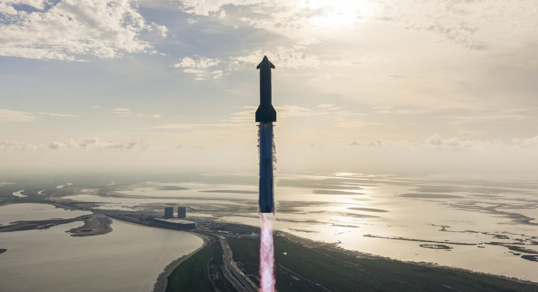 Starship de SpaceX completa con éxito su décimo vuelo