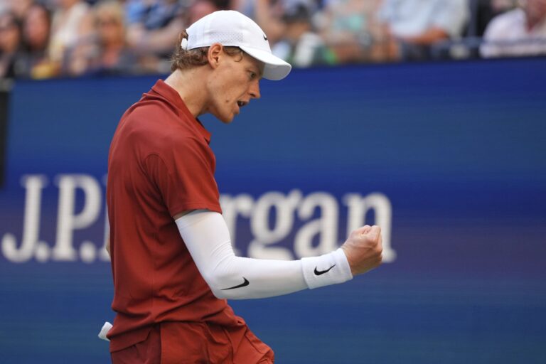 Sinner remonta ante Shapovalov y avanza en el US Open con el liderato en juego