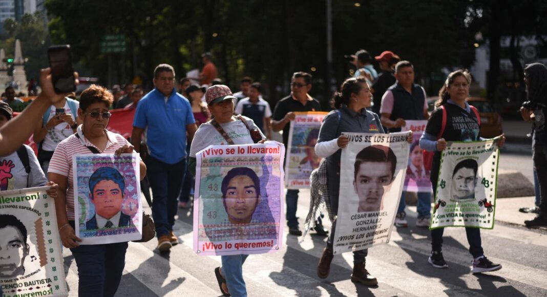 Padres de los 43 de Ayotzinapa exigen acceso a 800 folios del Ejército
