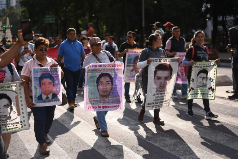 Padres de los 43 de Ayotzinapa exigen acceso a 800 folios del Ejército