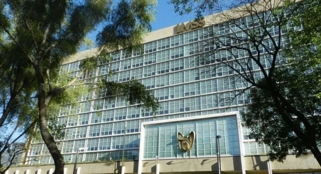 Adolescente da a luz en baño del IMSS tras ser rechazada en Urgencias