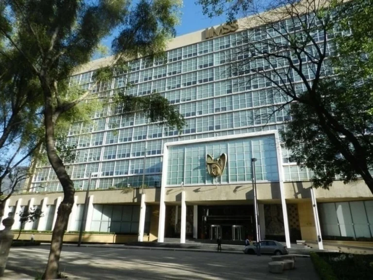 Adolescente da a luz en baño del IMSS tras ser rechazada en Urgencias