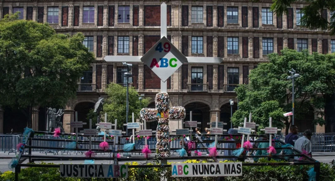 Familiares de víctimas de la Guardería ABC exigen extradición de Sandra Luz Téllez